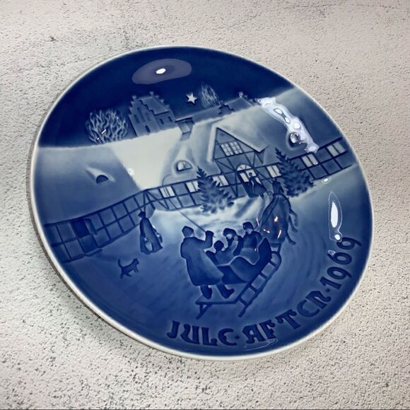 SIGNED BING & GRONDAHL CHRISTMAS PLATE “ARRIVAL OF CHRISTMAS GUESTS” 1969 - Picture 4 of 9